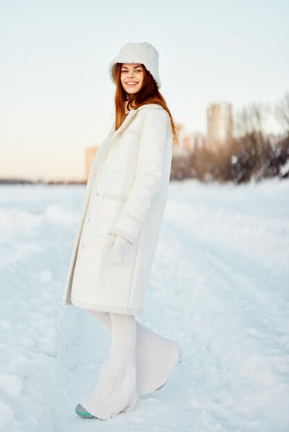  코트 를 입고 모자 를 입은 젊은 여자 겨울 풍경 산책 신선 한 공기