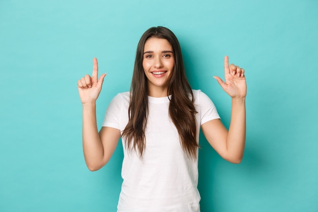 白いTシャツのポーズで若い女性