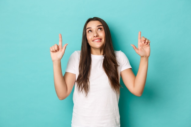 白いTシャツのポーズで若い女性