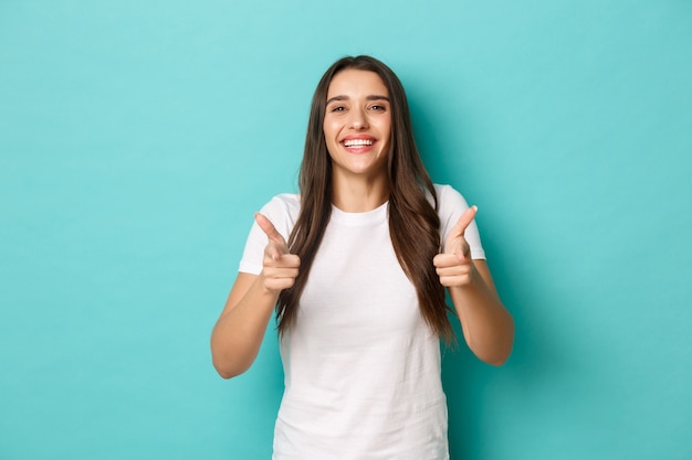 白いTシャツのポーズで若い女性