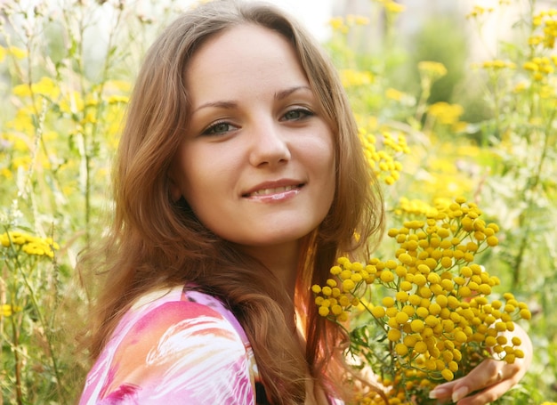 若い女性と野生の花