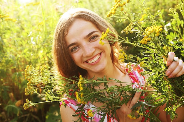 若い女性と野生の花