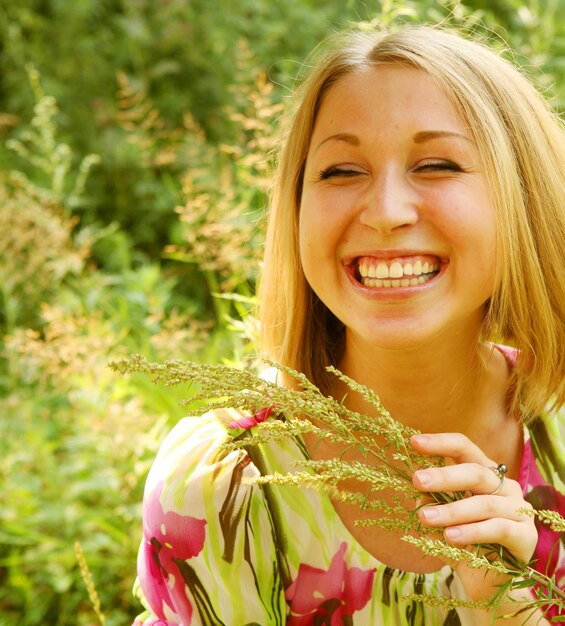 Foto giovane donna e fiori selvatici