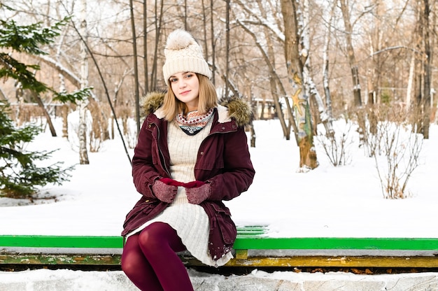 Молодая женщина в зимней одежде на открытом воздухе