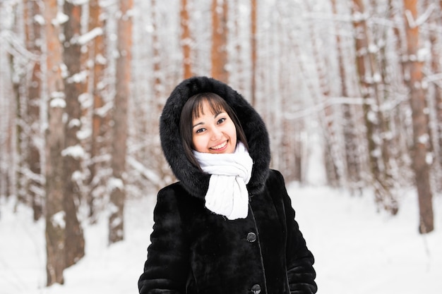 若い女性の冬の肖像画。白い冬の森の美しい少女。