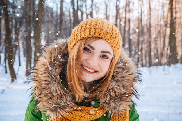 若い女性の冬の肖像画幸せな女の子のクローズアップの肖像画