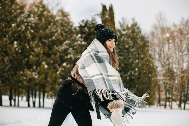 Зимний портрет молодой женщины Shallow DOF