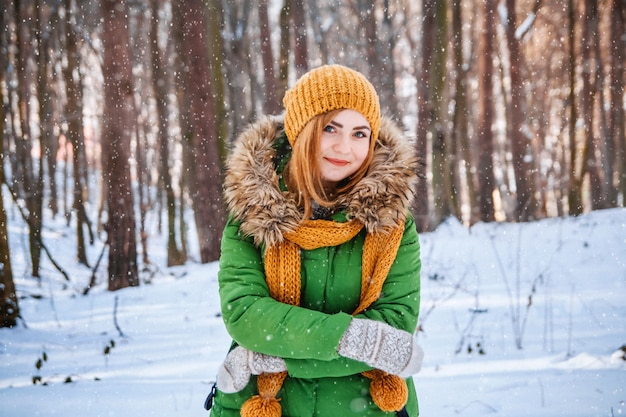 若い女性の冬の肖像画