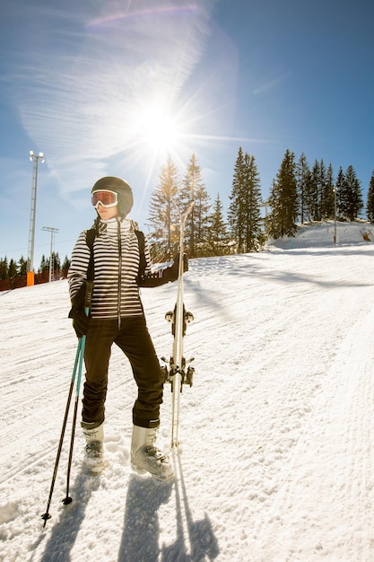 Winter Skiing Bliss a Sunny Day Adventure의 젊은 여성