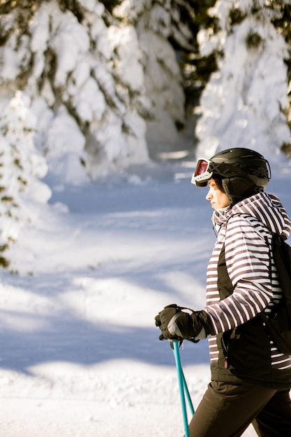 Winter Skiing Bliss a Sunny Day Adventure의 젊은 여성