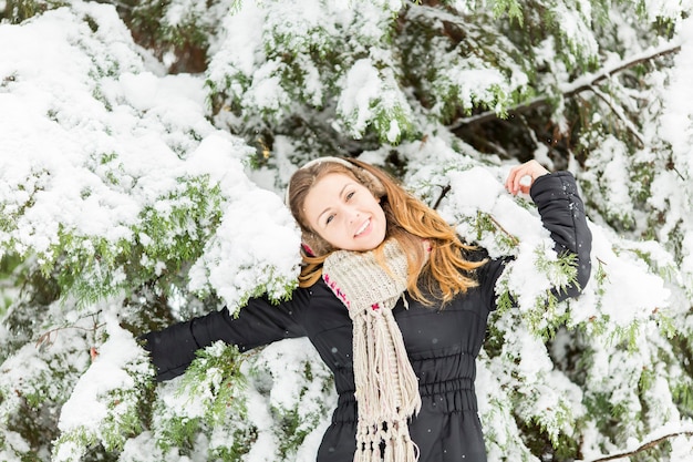 冬時間の若い女性