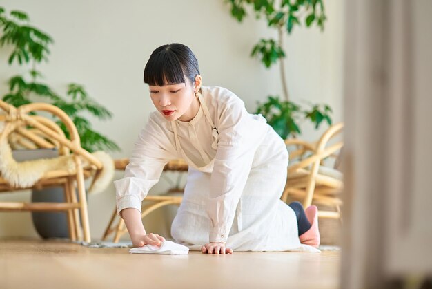 若い女性が拭き掃除をしています