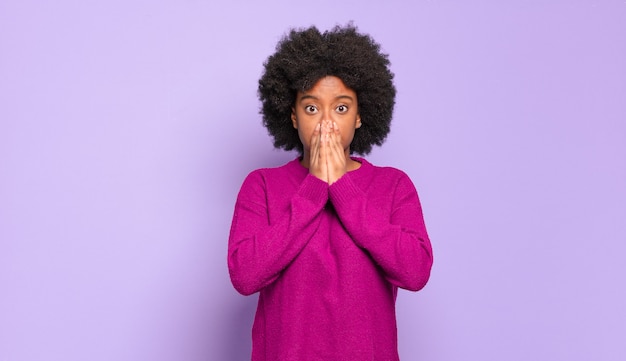 Giovane donna con acconciatura afro