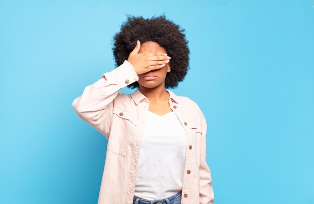 アフロヘアスタイルの若い女性