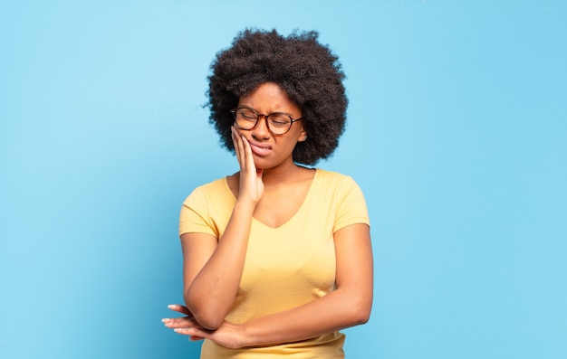 Giovane donna con acconciatura afro