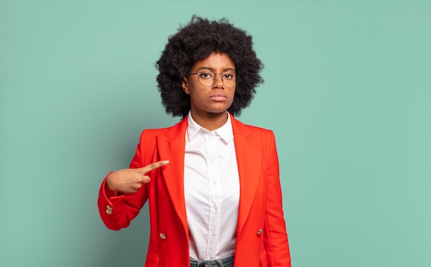 Giovane donna con acconciatura afro