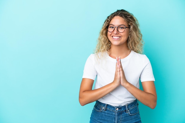 Foto giovane donna con grembiule felice e sorridente