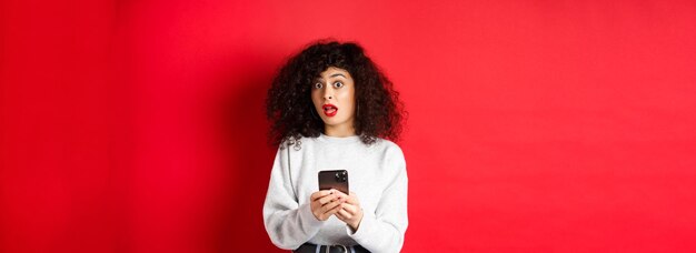 Photo young woman with arms crossed against yellow wall