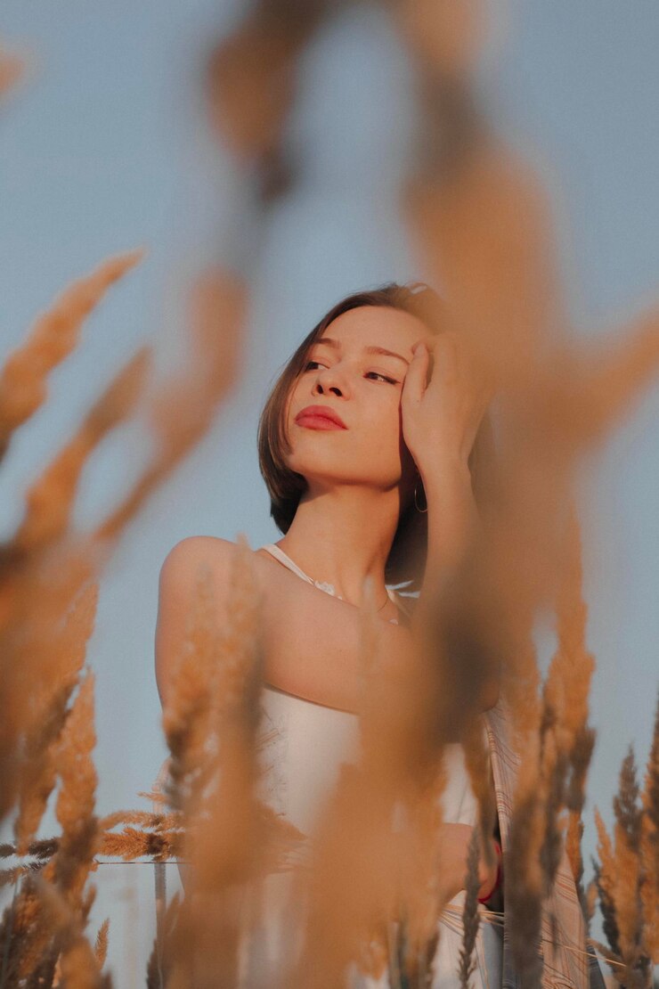 Photo 팔 을 들고 배경 에 서 있는 젊은 여자