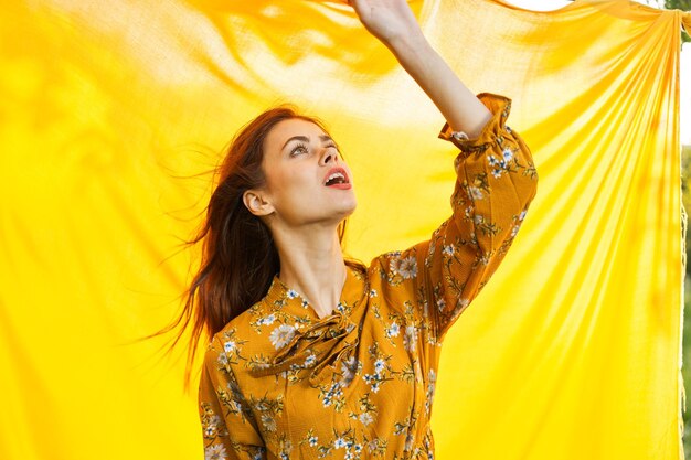 Foto giovane donna con le braccia alzate