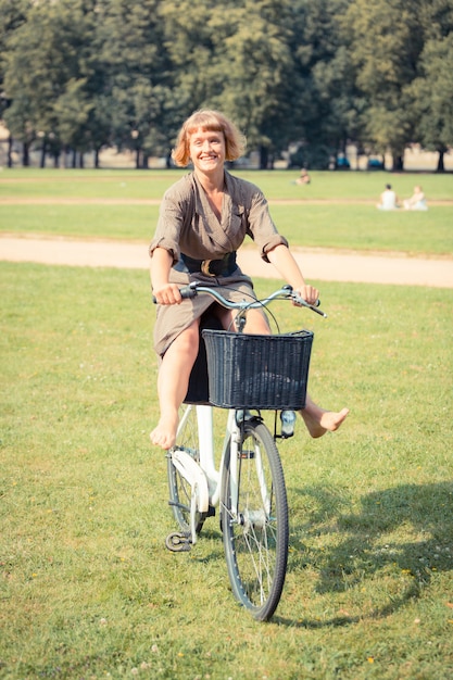 ビリニュスの公園で自転車を持つ若い女