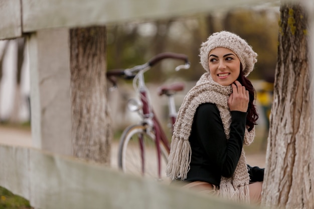 自転車を持つ若い女