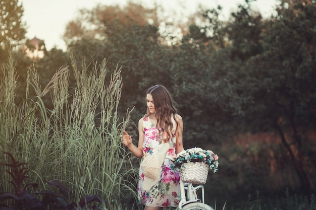 Giovane donna con una bicicletta