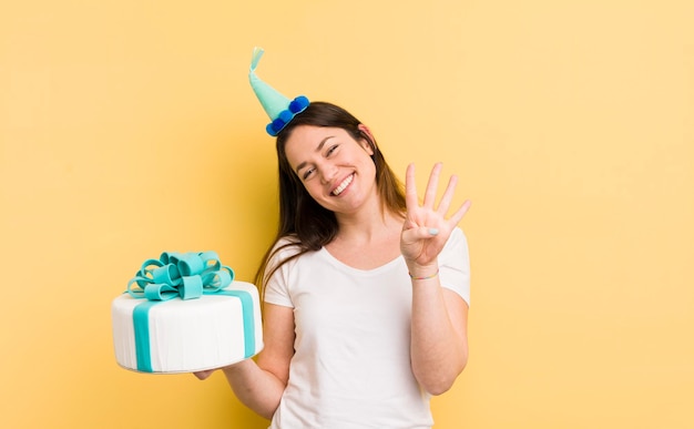 Giovane donna con una torta di compleanno