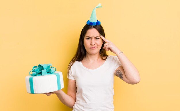 Giovane donna con una torta di compleanno