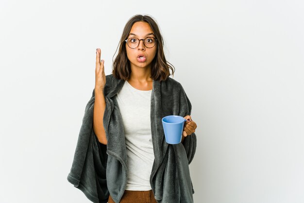 Giovane donna con una coperta che ha un'idea