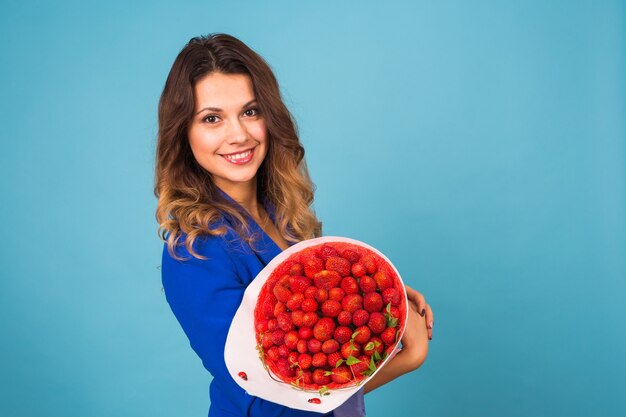 Foto giovane donna con un bouquet di fragole