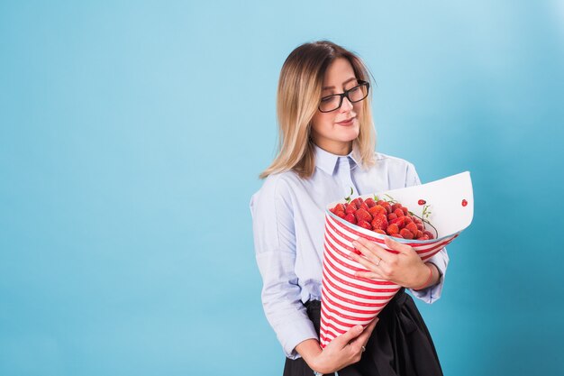 いちごの花束を持つ若い女性