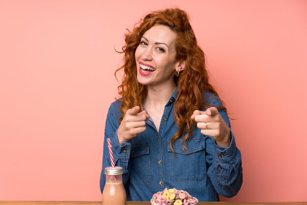 Foto giovane donna con colazione oltre rosa isolato