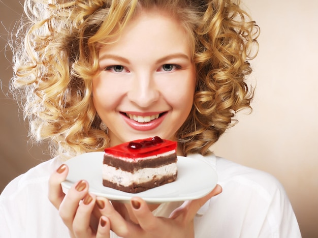 Foto giovane donna con una torta