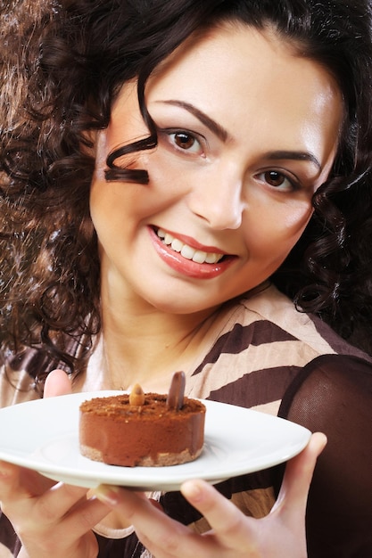 Giovane donna con una torta