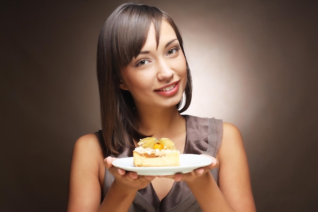 Giovane donna con una torta