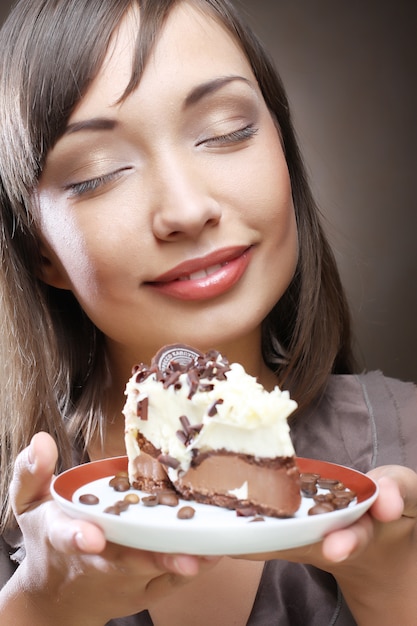 Photo young woman with a cake