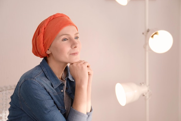 Фото Молодая женщина с раком в платке в помещении