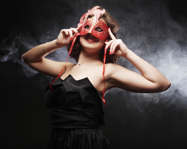 Foto giovane donna con la maschera di carnevale