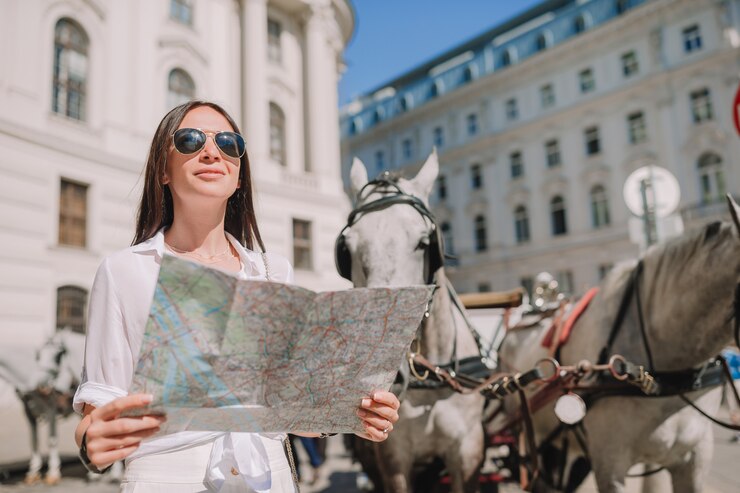 Photo young woman with a city map in the city.