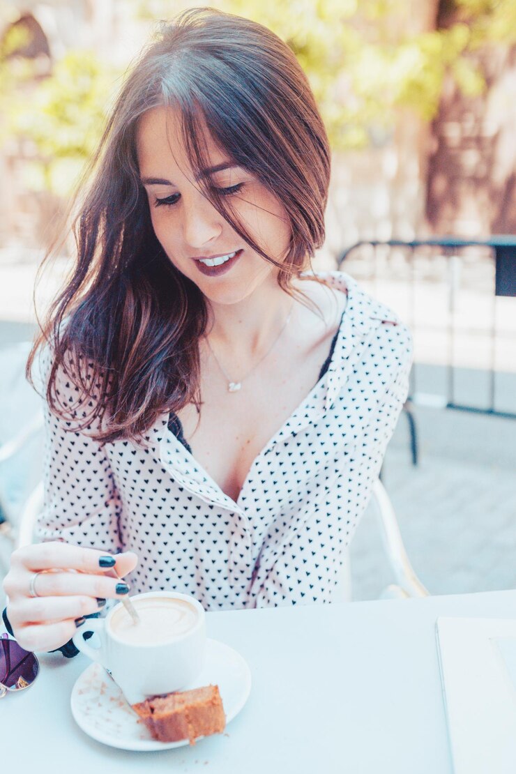 Photo コーヒーカップを持った若い女性