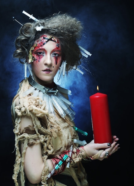 Giovane donna con trucco creativo. tema di halloween. tema degli zombi.