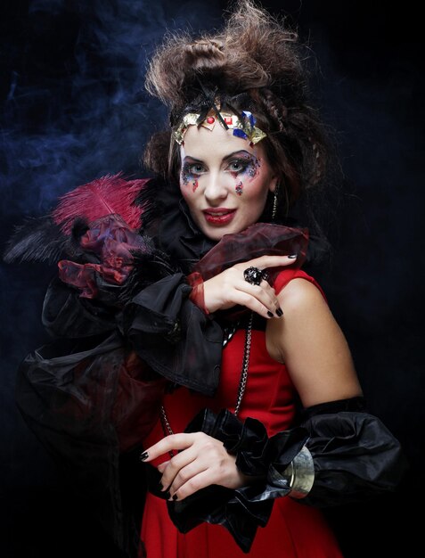 Молодая женщина с креативным макияжем на тему Хэллоуина