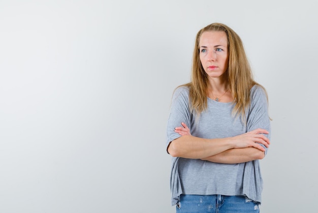 Photo young woman with crossed arms on white background