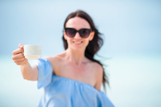 Giovane donna con una tazza di caffè caldo