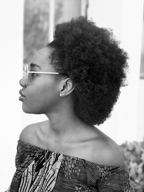 Photo young woman with curly hair looking away