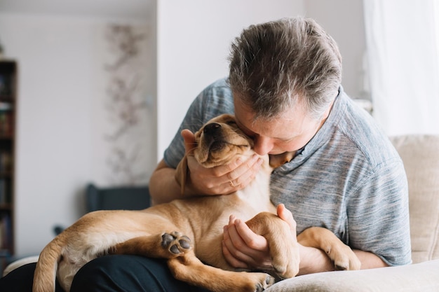 Foto giovane donna con un cane a casa