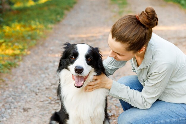 Foto giovane donna con il cane