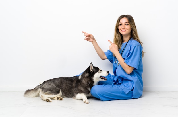 犬を持つ若い女