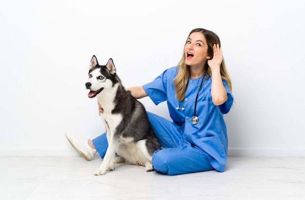 犬を持つ若い女